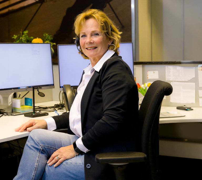 Secretaresse Ellen Boel achter de receptie bij MTC Zoetermeer