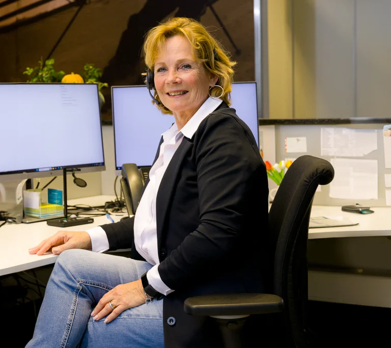 Secretaresse Ellen Boel achter de receptie bij MTC Zoetermeer