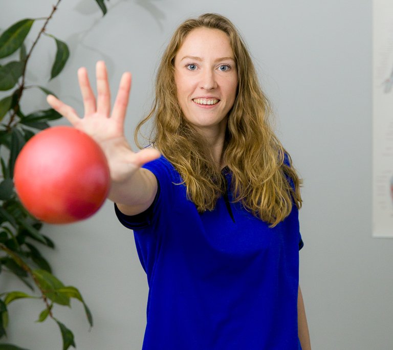 Tamira van Rijn die een bal vangt