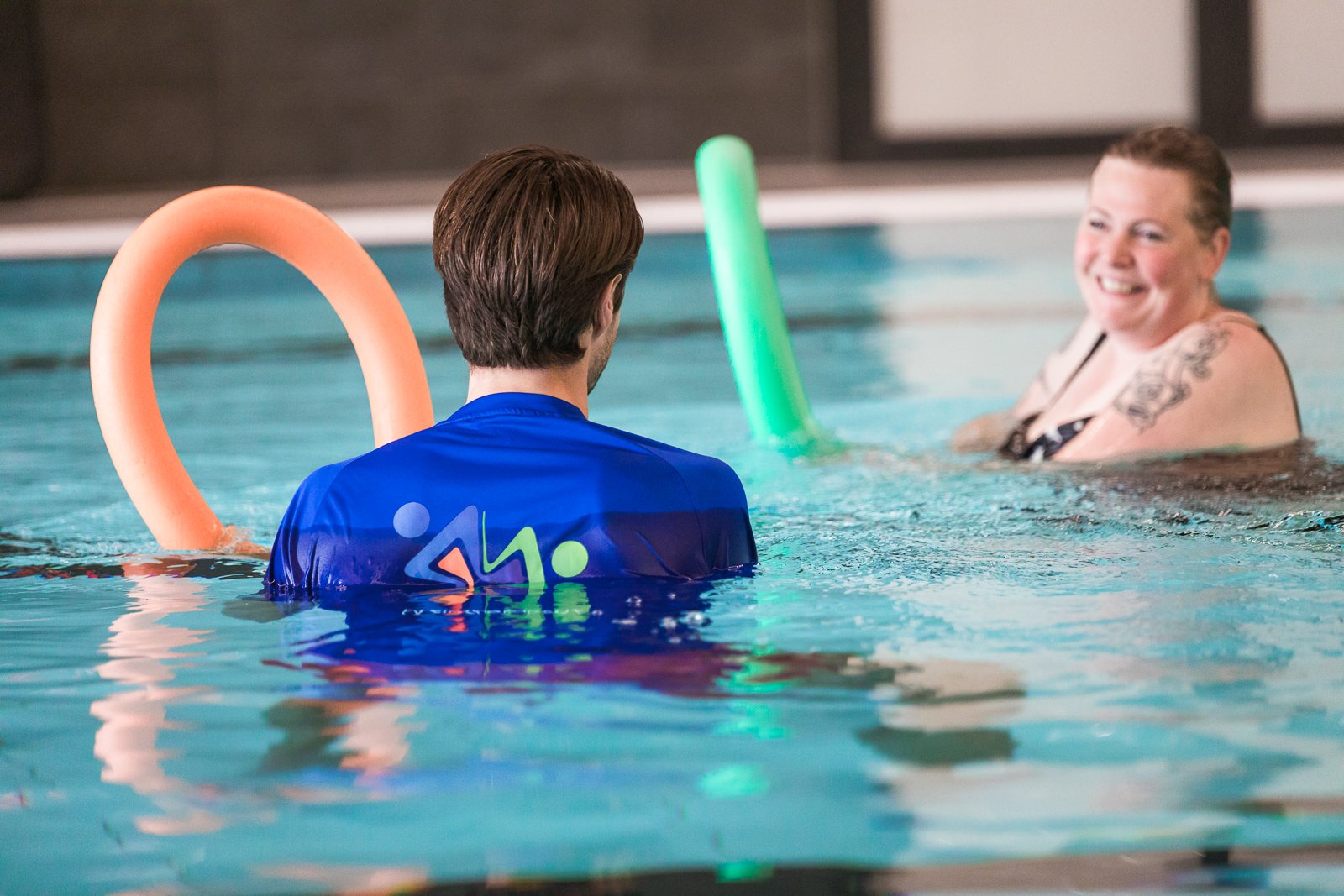 Fysiotherapeut van MTC Zoetermeer die herstel therapie in het water geeft.