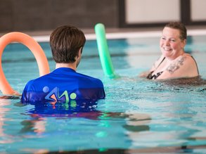 Fysiotherapeut van MTC Zoetermeer die herstel therapie in het water geeft.