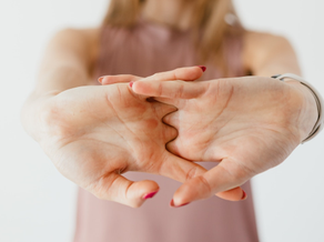 Handfysiotherapie: cliënt met uitgestrekte handen