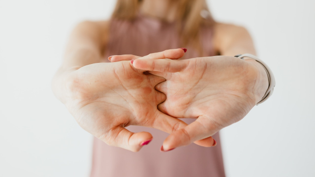 Handfysiotherapie: cliënt met uitgestrekte handen