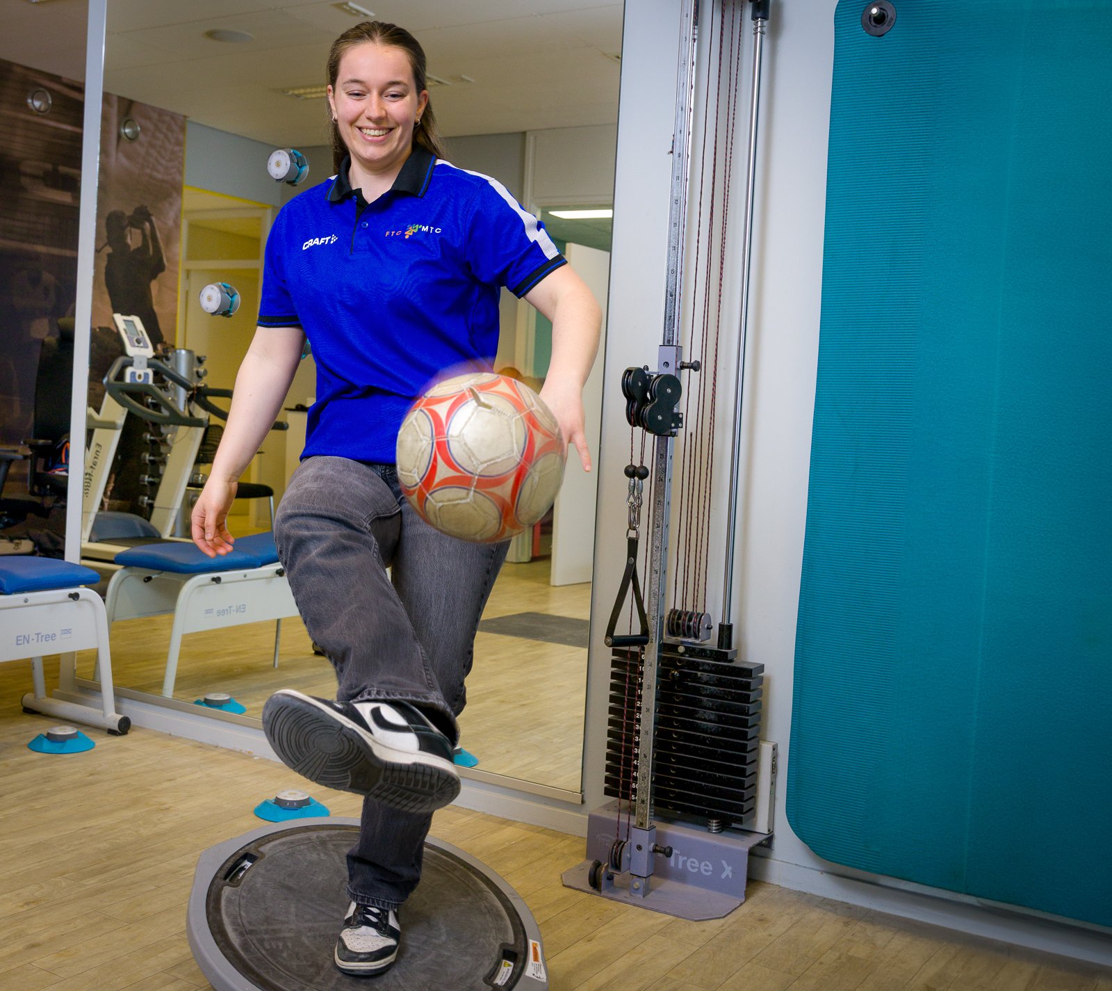 Fysiotherapeut Elisa Meinema passt een voetbal