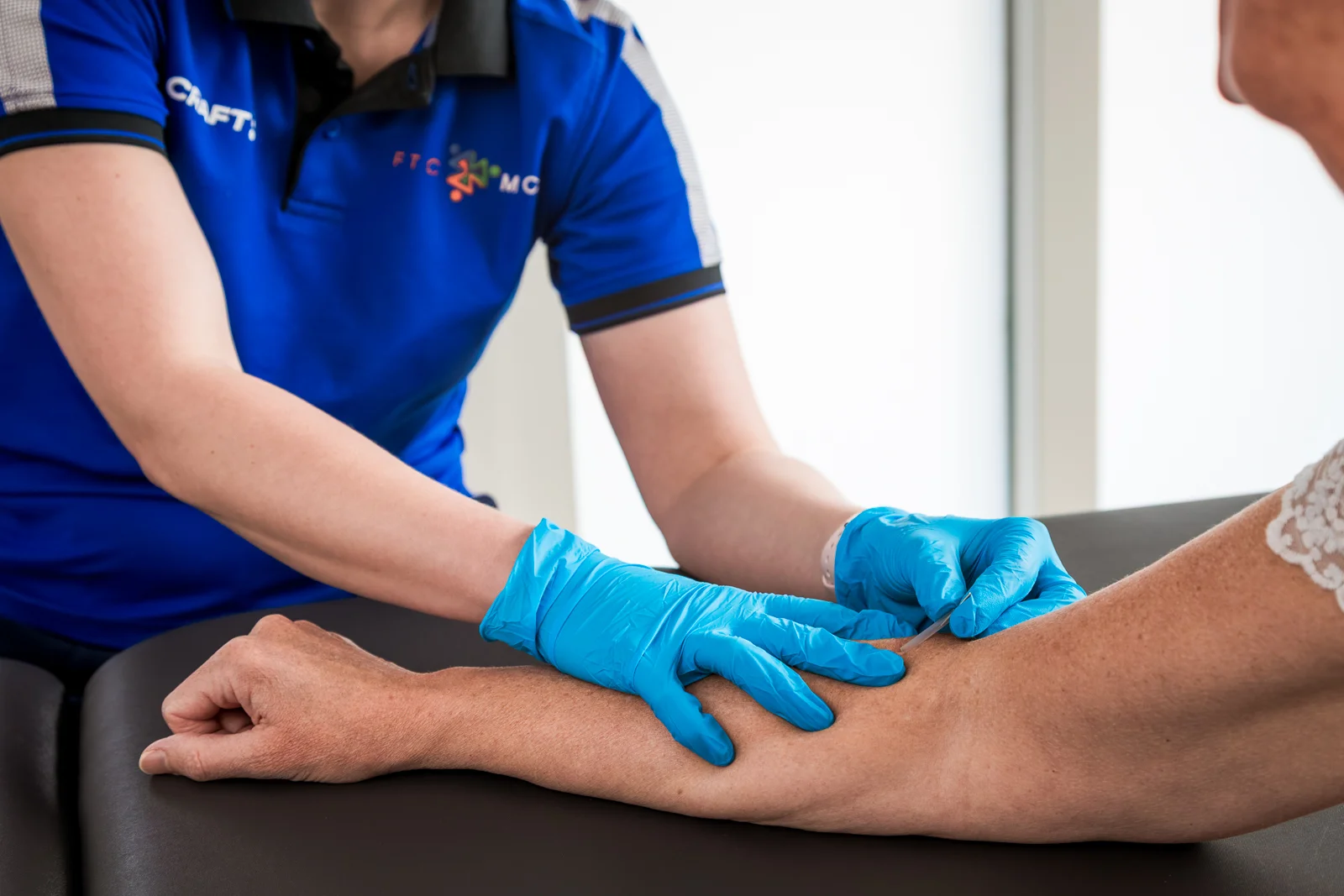 Fysiotherapeut van MTC Zoetermeer die een dry needling behandeling uitvoert.
