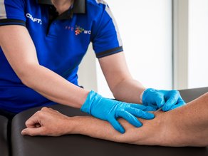 Fysiotherapeut van MTC Zoetermeer die een dry needling behandeling uitvoert.