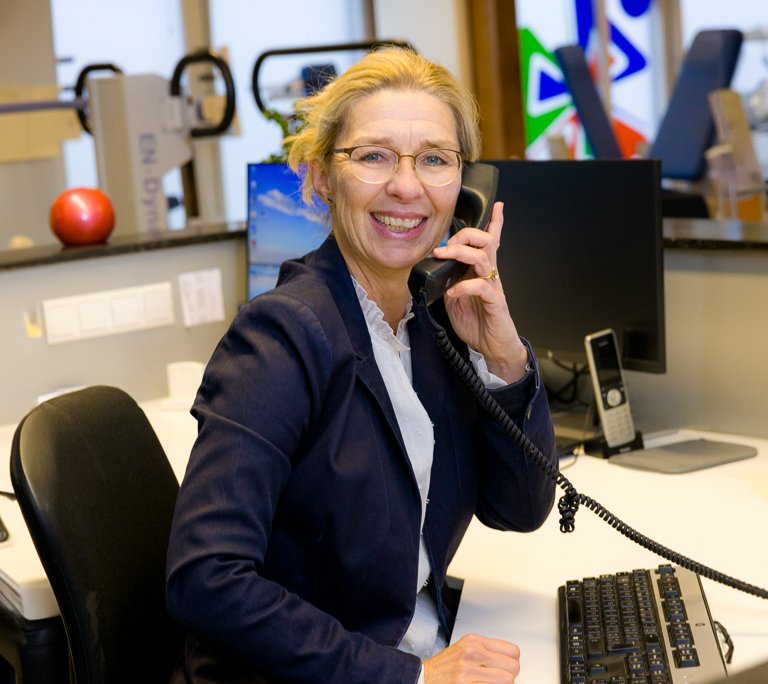 Secretaresse Annet Kloots aan de telefoon