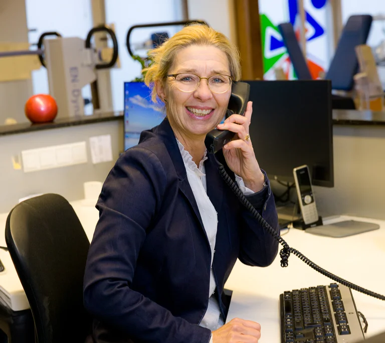 Secretaresse Annet Kloots aan de telefoon