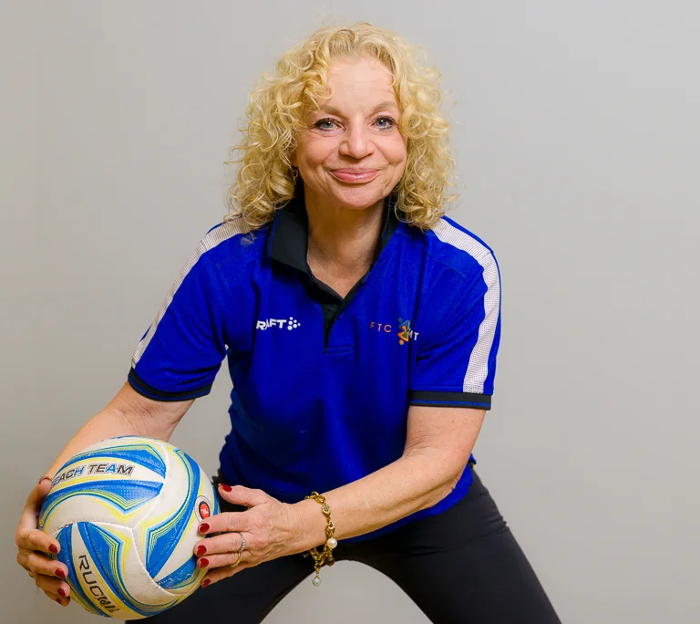 Saskia Poelman met een voetbal in haar handen