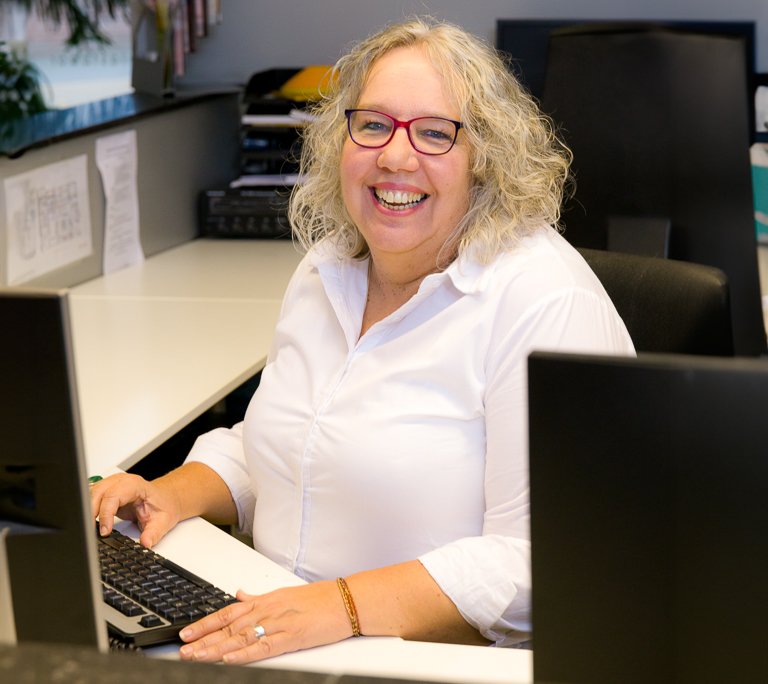 Secretaresse Miranda Kerhoven achter de receptie bij MTC Zoetermeer