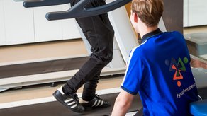 Assistent fysiotherapeut van MTC Zoetermeer die een patiënt begeleid tijdens medische fitness op de loopband.