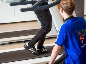 Assistent fysiotherapeut van MTC Zoetermeer die een patiënt begeleid tijdens medische fitness op de loopband.