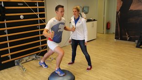Cliënt voert oefening uit tijdens medische fitness onder begeleiding van fysiotherapeut