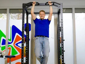Ruben van Doornen traint door aan een gewicht te hangen
