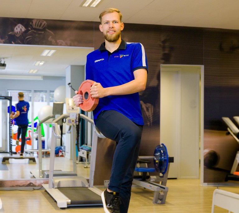 Len Wijbenga voert een balans- en krachttraining uit met een gewicht op één been