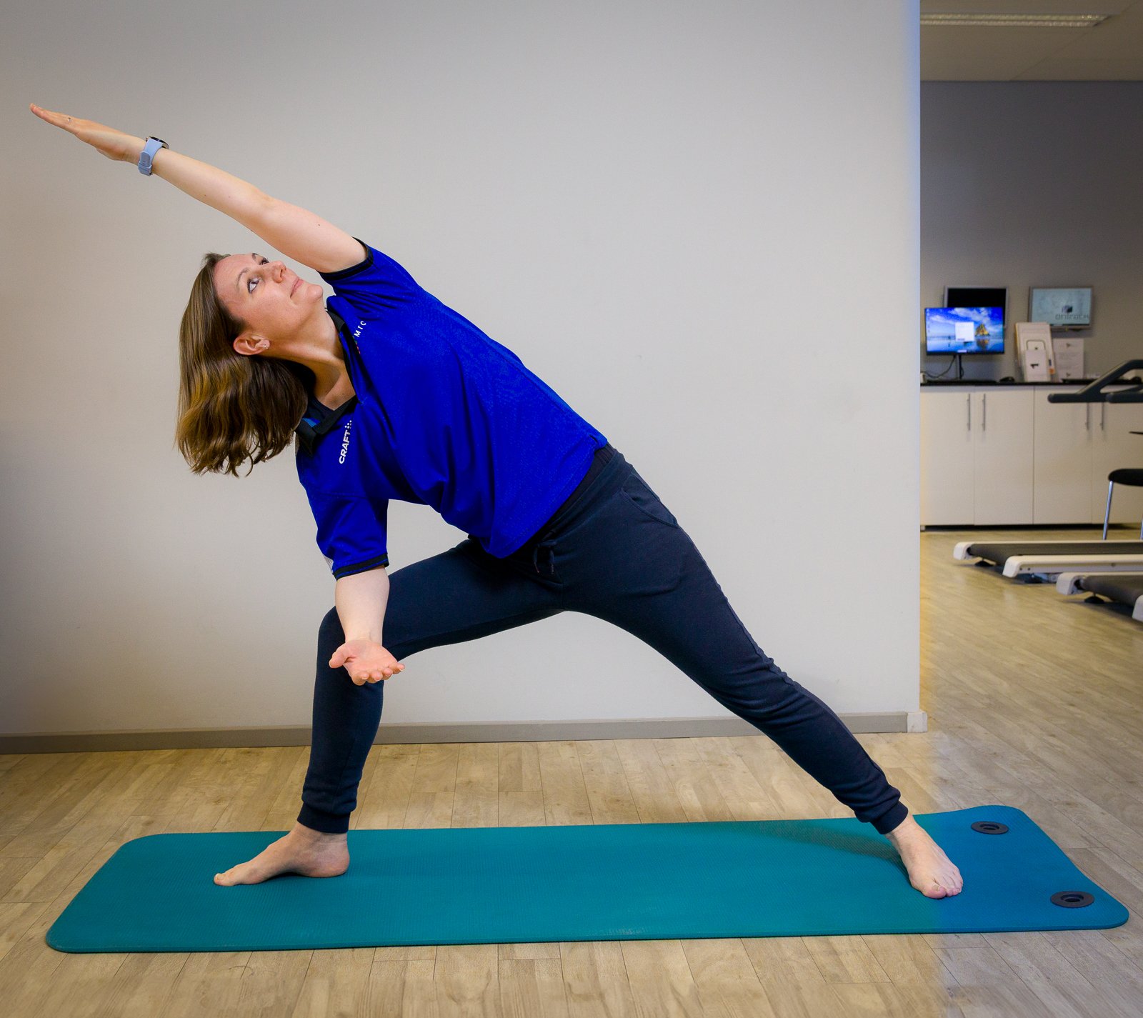 Lifestyle coach Debbie Pappelendam in een yoga houding