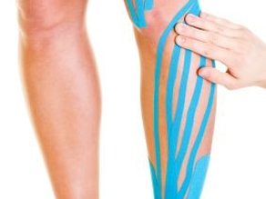 Oedeemtherapie: cliënt wordt ingetapet aan onderbeen