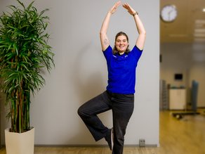 Nina van den Haak in een yoga pose