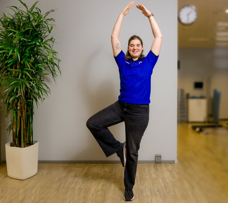 Nina van den Haak in een yoga pose