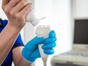 Fysiotherapeut van MTC Zoetermeer die gel op een echografie apparaat doet.