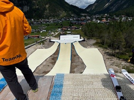 TeamNL op een namaak piste in het buitenland