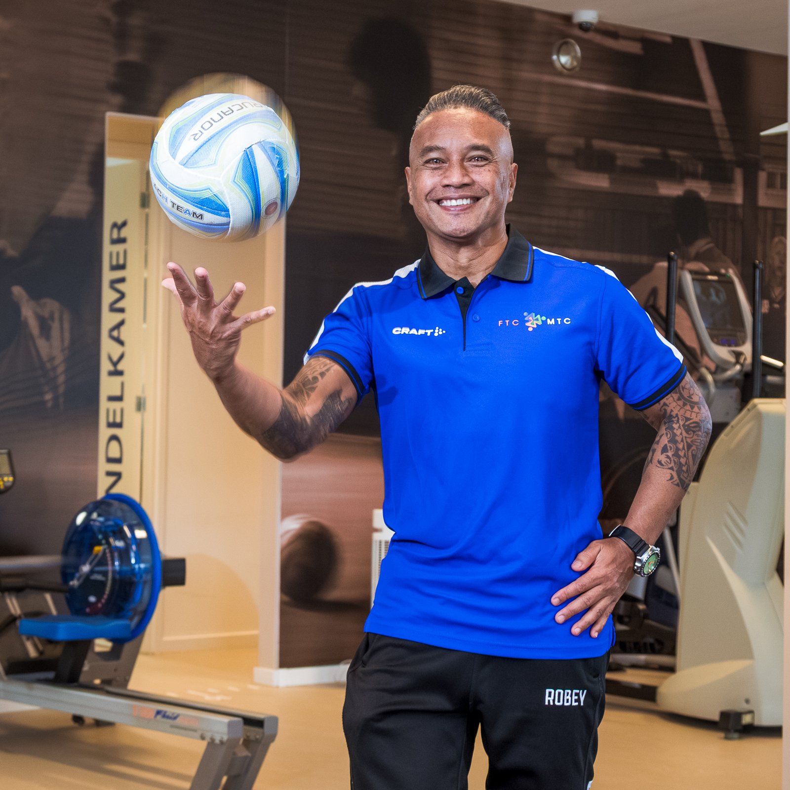 Personal trainer MTC Zoetermeer Erwin Lemmers die een bal in de lucht gooit