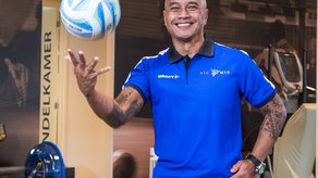 Personal trainer MTC Zoetermeer Erwin Lemmers die een bal in de lucht gooit