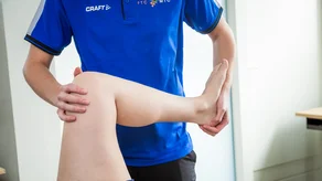 Manueel therapeut van MTC Zoetermeer die een behandeling aan het been uitvoert.