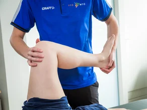 Manueel therapeut van MTC Zoetermeer die een behandeling aan het been uitvoert.