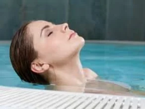 Hydrotherapie bij MTC Zoetermeer: persoon ligt ontspannen in het water