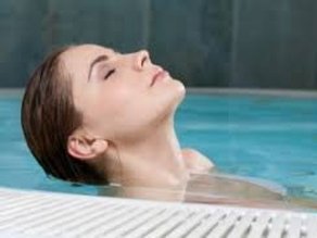 Hydrotherapie bij MTC Zoetermeer: persoon ligt ontspannen in het water