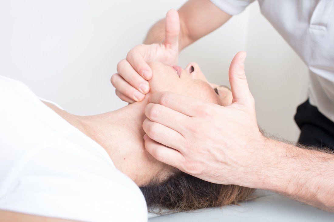 Fysiotherapeut van MTC Zoetermeer behandelt het gezicht van een cliënt tijdens orofaciale therapie