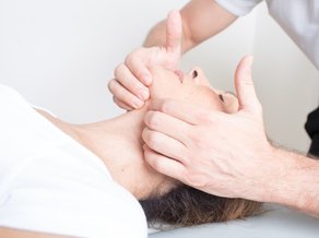 Fysiotherapeut van MTC Zoetermeer behandelt het gezicht van een cliënt tijdens orofaciale therapie